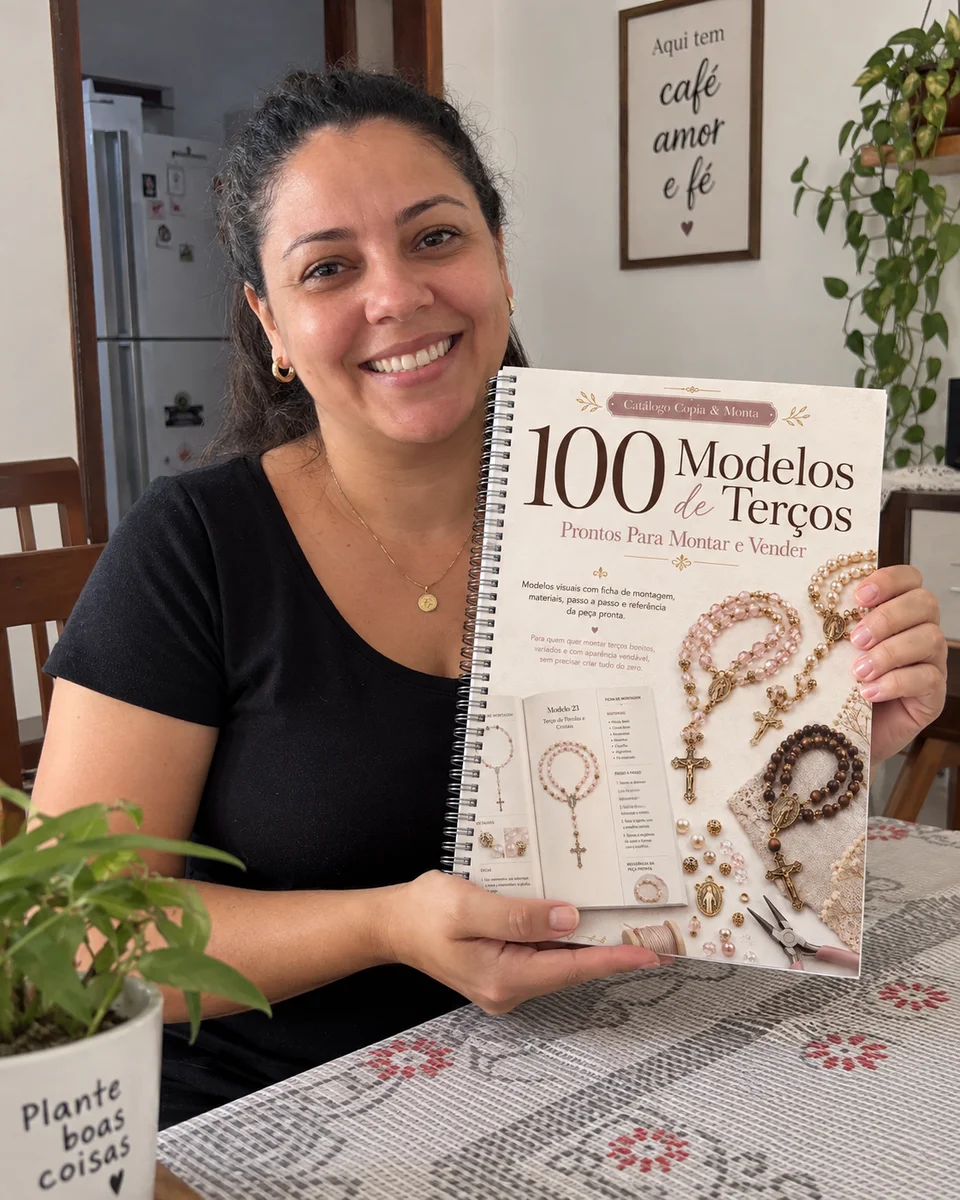 Mulher mostrando o catálogo de terços